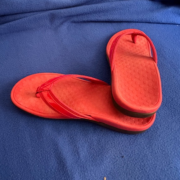 Vionic Red Sandals Quilted Comfort Beach - Picture 2 of 3
